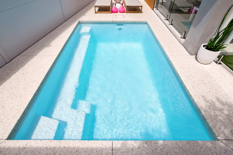 stradbroke-4m-2.5m-polo-white-sparkle-morley-galleryimage8